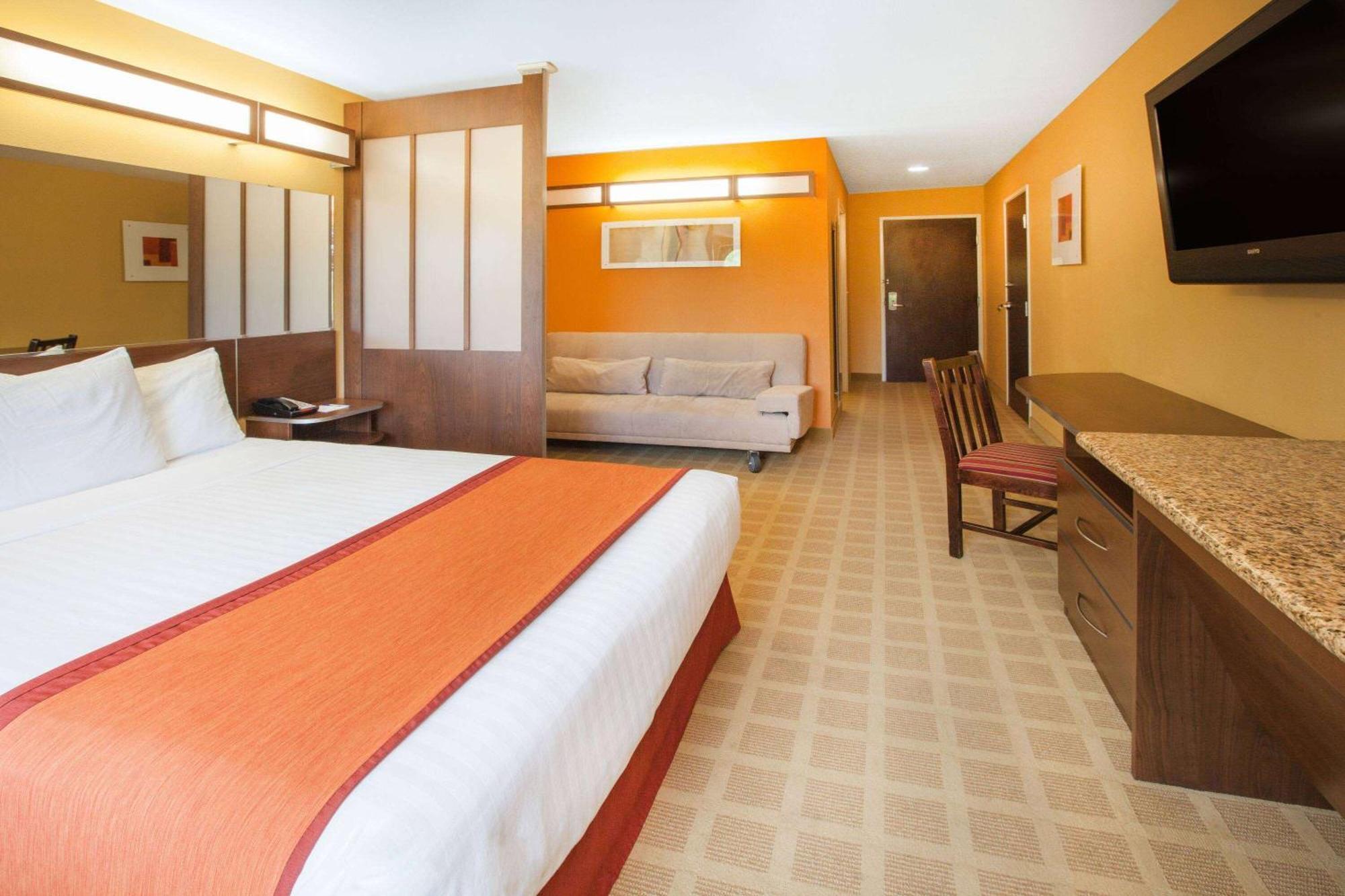 Microtel By Wyndham Hotel 3*
